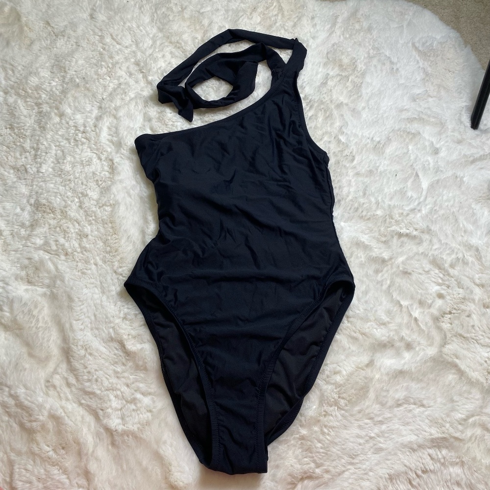Black One-Shoulder Swimsuit